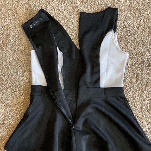 New York & Co Sleeveless V-Neck Colorblock Peplum Top, Black & White, Medium - Picture 4 of 8